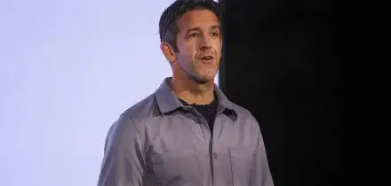 Apple nomina John Ternus Ceo, Cook &egrave; presidente esecutivo