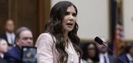 Trump licenzia Kristi Noem, il senatore Mullin alla Sicurezza interna