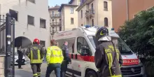 Cosparso di benzina minaccia di darsi fuoco davanti al Tribunale a Bergamo