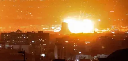 L'Iran: 'Non ci arrenderemo mai' e si scusa con il Golfo. Per la prima volta Israele attacca i depositi di petrolio