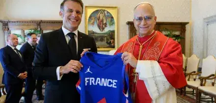 Macron in Vaticano, 'ristabilire la convivenza pacifica attraverso il negoziato'