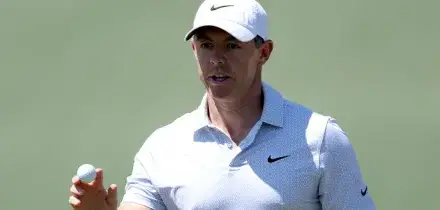 Golf: McIlroy in stato di grazia, in testa con margine al Masters