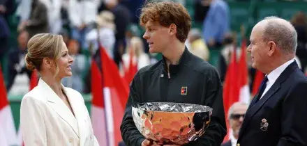 Tennis: Sinner vince a Montecarlo e torna numero 1 al mondo. Alcaraz ko in due set, 'congratulazioni a Jannik'