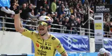 Van Aert batte Pogacar e si prende la Roubaix