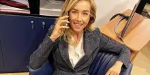 Senatore di FdI pubblica una foto di Silvia Salis: 'Sulle barricate proletarie con scarpe Manolo Blahnik'
