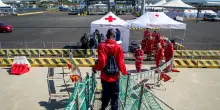 Sbarcati a La Spezia 71 profughi soccorsi in mare da nave Life Support di Emergency