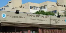 Vento fa volare pannelli in campus universitario Bari, evacuati edifici