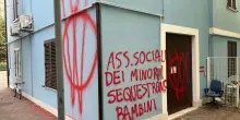 Famiglia nel bosco, scritte contro giudici e assistenti sociali a Vasto