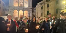 Ucciso davanti al figlio, in migliaia alla fiaccolata a Massa
