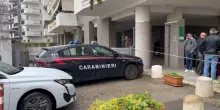Lancia la moglie dal balcone poi si butta anche lui, morti entrambi