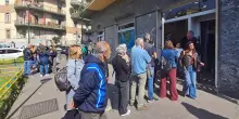 Caccia all'uomo dopo la rapina con ostaggi in banca a Napoli