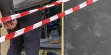 Crolla la parete che stava demolendo, operaio muore travolto nel Bresciano