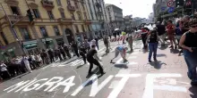 Corteo contro Patrioti, dipinta scritta 'Milano &egrave; migrante' sull'asfalto