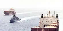 Nave francese colpita nello Stretto di Hormuz, equipaggio ferito