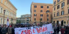 Gli anarchici sfilano a Roma per Cospito, ferito un poliziotto