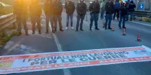 Polizia sgombera manifestanti che vogliono bloccare nave