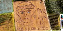 San Francesco e la scritta 'Pax' in un'opera di Land Art in Veneto