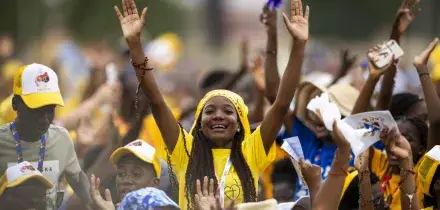 Il Papa ai giovani, 'costruite un mondo migliore senza guerre'