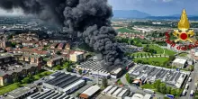Maxi incendio in un capannone nel Torinese, evacuate alcune case