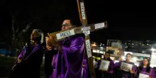 Venezuela, via crucis dei familiari dei detenuti politici davanti a un carcere