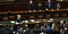 Meloni: 'Il decreto sicurezza non &egrave; pasticcio'. Caos in Aula, l'opposizione 'occupa' i banchi del governo