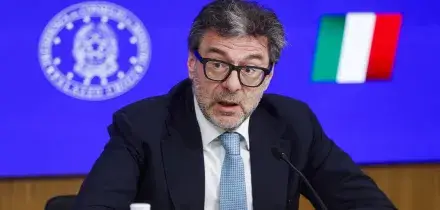 Il Pil scende allo 0,6% nel 2026 e nel 2027, sale il deficit. Giorgetti: 'Stime andranno riviste'