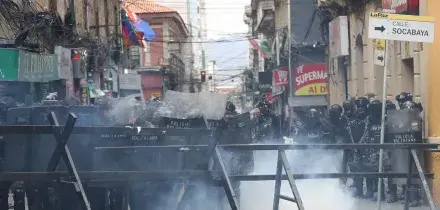 Bolivia: scontri a La Paz, polizia disperde protesta dei maestri