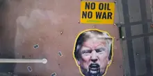 Greenpeace esibisce immagine di Trump che vomita petrolio, 'no oil, no war'