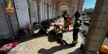 Cade in una tomba al cimitero nel Novarese, salvato dai vigili del fuoco