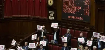 Il decreto sicurezza &egrave; legge con 162 s&igrave;. L'opposizione canta Bella Ciao, Salvini: 'Non &egrave; rispettoso'