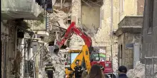 Crolla palazzina disabitata a Napoli, non ci sono persone coinvolte