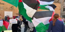 25 aprile, attivisti pro-Pal contestano Lepore: "Parla di Gaza"