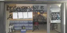 Lega, imbrattata la nostra sede a Massa-Carrara con scritte contro Salvini