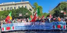 Cortei e manifestazioni in tutta Italia, a Palermo e Bologna contestati i sindaci