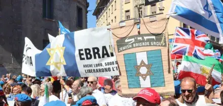Cortei e manifestazioni in tutta Italia, a Palermo e Bologna contestati i sindaci