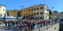 Saluti romani a Dongo, antifascisti cantano 'Bella ciao'
