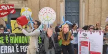 Ong in piazza a Roma, 'pace &egrave; rinnovabile, guerra &egrave; fossile'