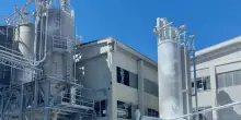 Esplode una cisterna piena di polvere di alluminio, ferito un operaio