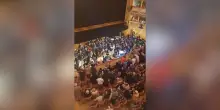 Festeggiamenti a La Fenice dopo la rottura con Venezi