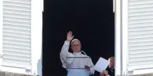 Il Papa: 'la libert&agrave; di stampa &egrave; purtroppo spesso violata'