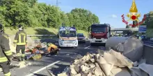 Morto in ospedale 25enne dell'auto schiacciata dal carico di un Tir in A/1