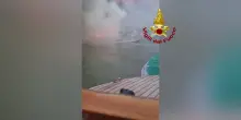Barca a fuoco in centro a Venezia, ferita una persona