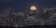 La Luna piena di Pasqua splende sopra le Dolomiti