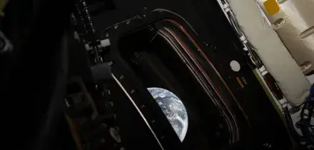 Artemis II lascia l'orbita terrestre, diretta verso la Luna