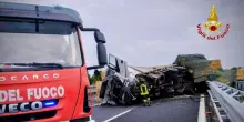 Tir carico di paglia si ribalta in A14, coda di 9 km verso Bari