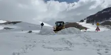 Gli spazzaneve aprono un varco nei muri di neve tra Marche e Umbria