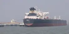 Prima petroliera non iraniana attraversa Hormuz dal cessate il fuoco