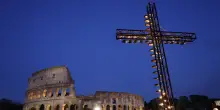 La Via Crucis del Papa: 'Basta conflitti, ne risponderete a Dio'
