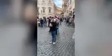 Tre gattini in rosa rubano la scena alla Fontana di Trevi