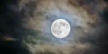 Doppia Luna piena per il cielo di maggio, apre e chiude il mese